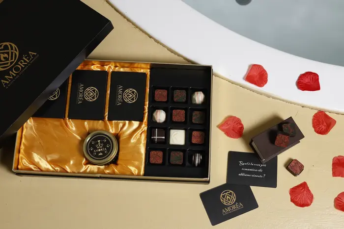 La Ritual Box abierta entre pétalos de rosa