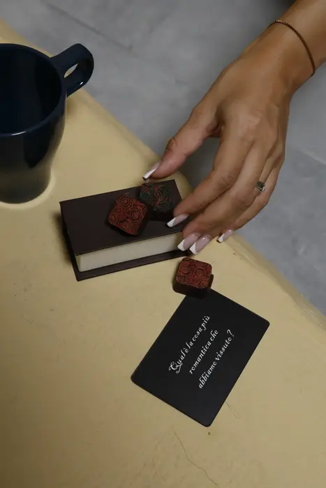 Bombones y cartas sobre la mesa