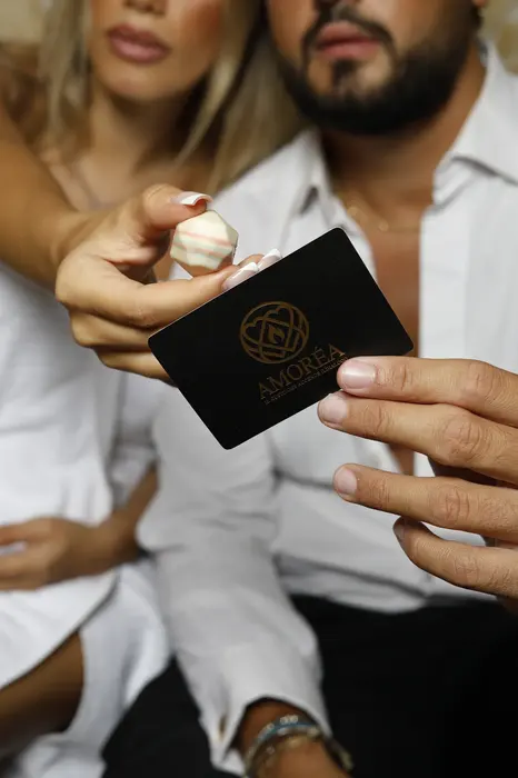 Una pareja con una carta y un bombón