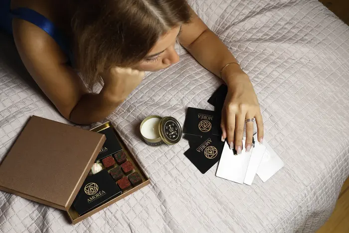 Cartas y caja sobre la cama