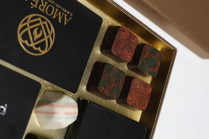 Detalle de la caja con las cartas
