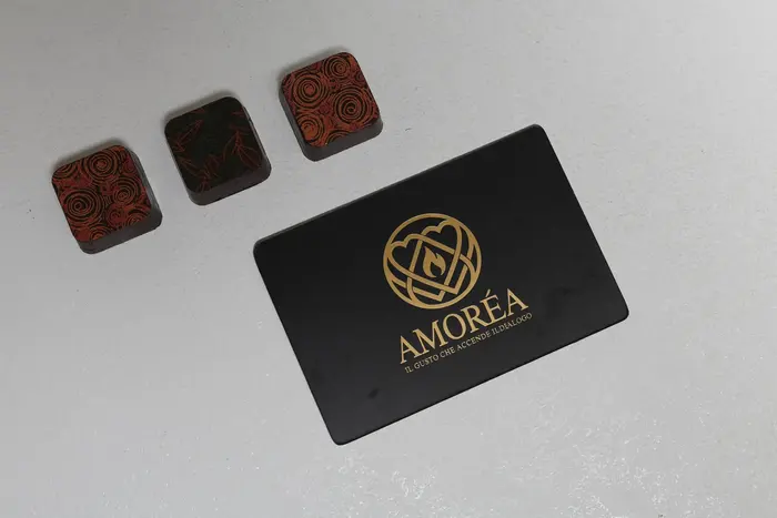 Tres bombones y la carta AMOREA